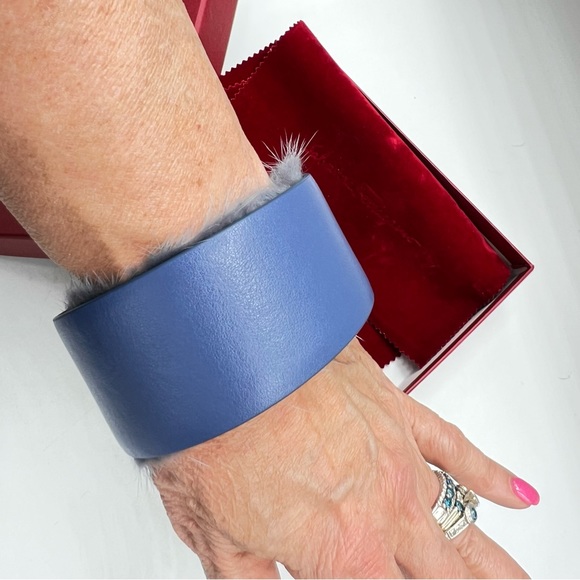 Salvatore Ferragamo Alto Fur & Leather Dyed Blue Bracelet Reversible New in Box - Picture 13 of 17